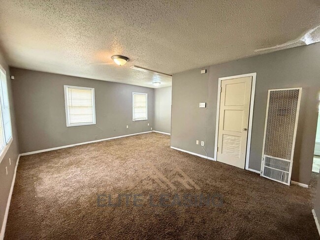 Building Photo - Charming 2-Bedroom Home