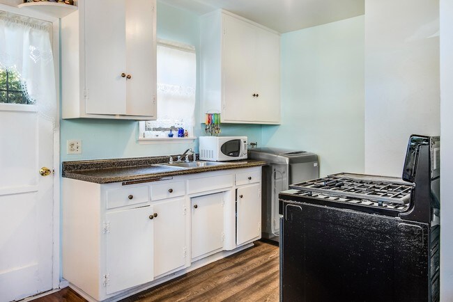 Interior Photo - 1608-1612 Plaza del Amo