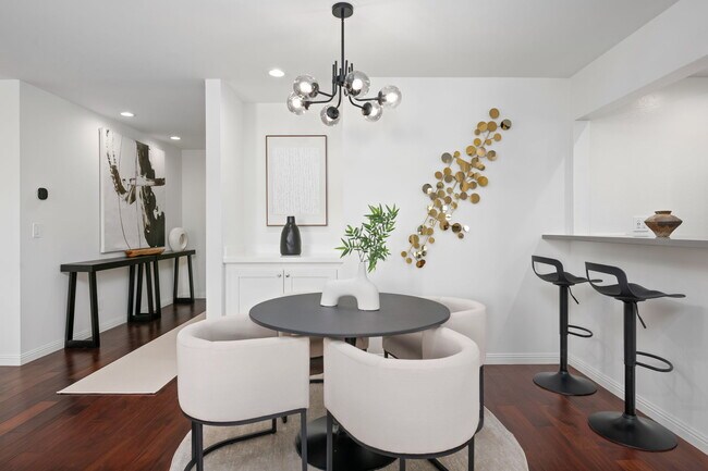 Foto del edificio - 8530 Holloway Dr