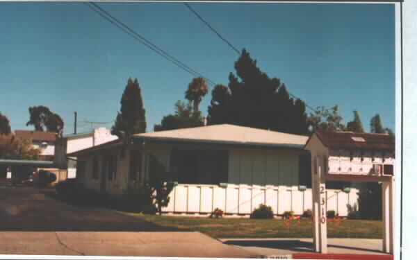 Building Photo - 2310 Santa Ana Ave