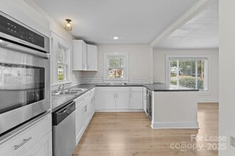 Building Photo - 765 N Church St