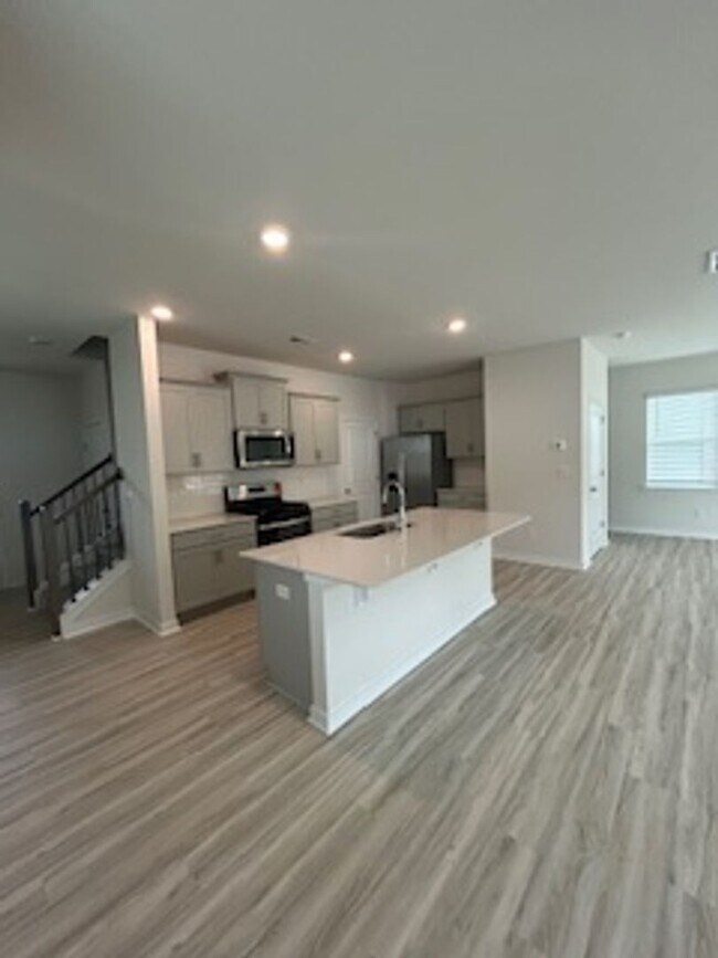 Building Photo - 608 13th Ave Dr NE