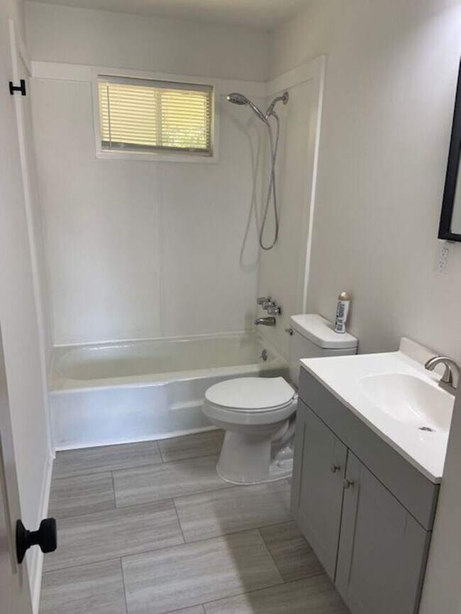 Building Photo - 100 Burdine Rd