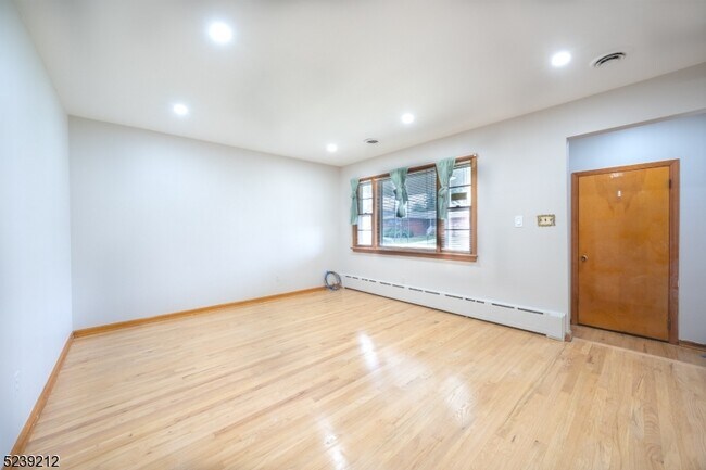 Foto del edificio - 11 Princeton Rd