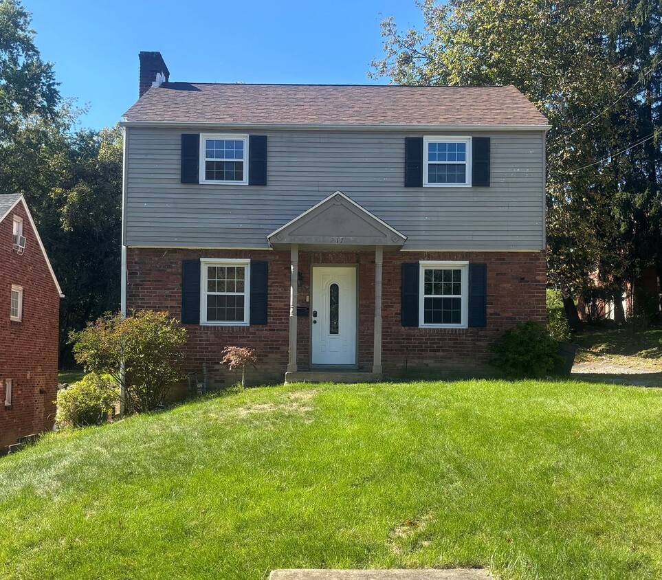 Foto principal - 4 Bedroom Home in Pleasant Hills!