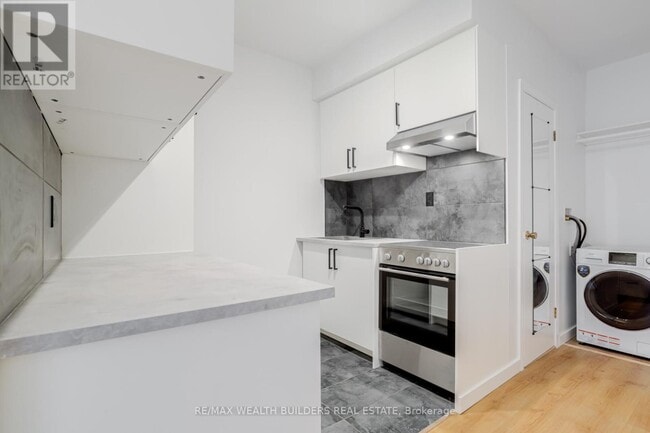 Photo du bâtiment - 2443 Dundas St W