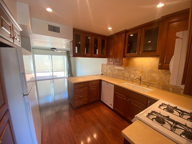 Building Photo - 10565 Caminito Banyon