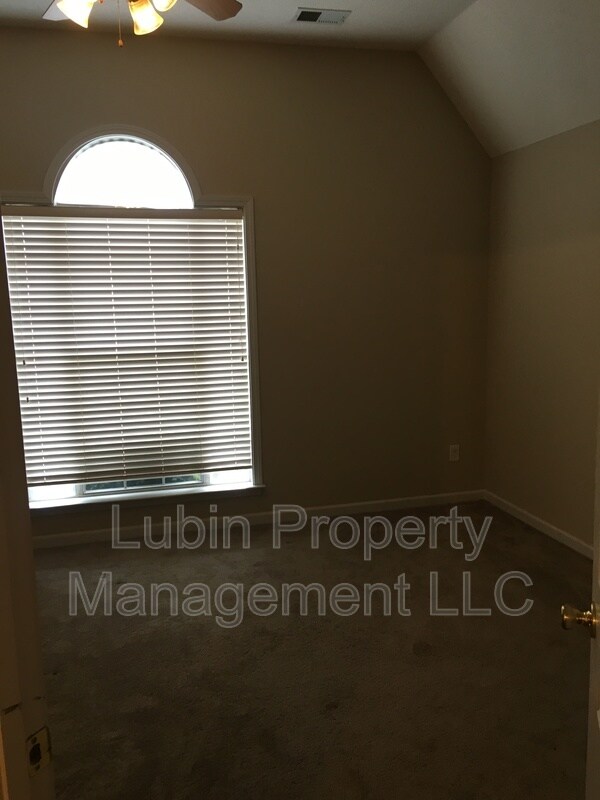 Foto del edificio - 6812 Showboat Ln
