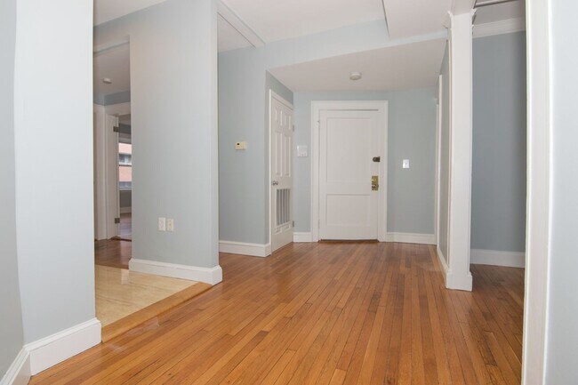 Building Photo - Bright and beautifully renovated in Allsto...