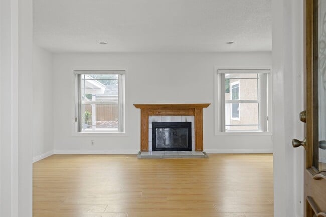 Building Photo - Charming 3 Bedroom / 1.5 Bathroom Home in ...