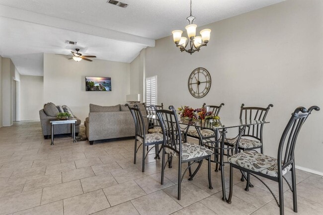 Building Photo - Spacious San Antonio home with open layout...