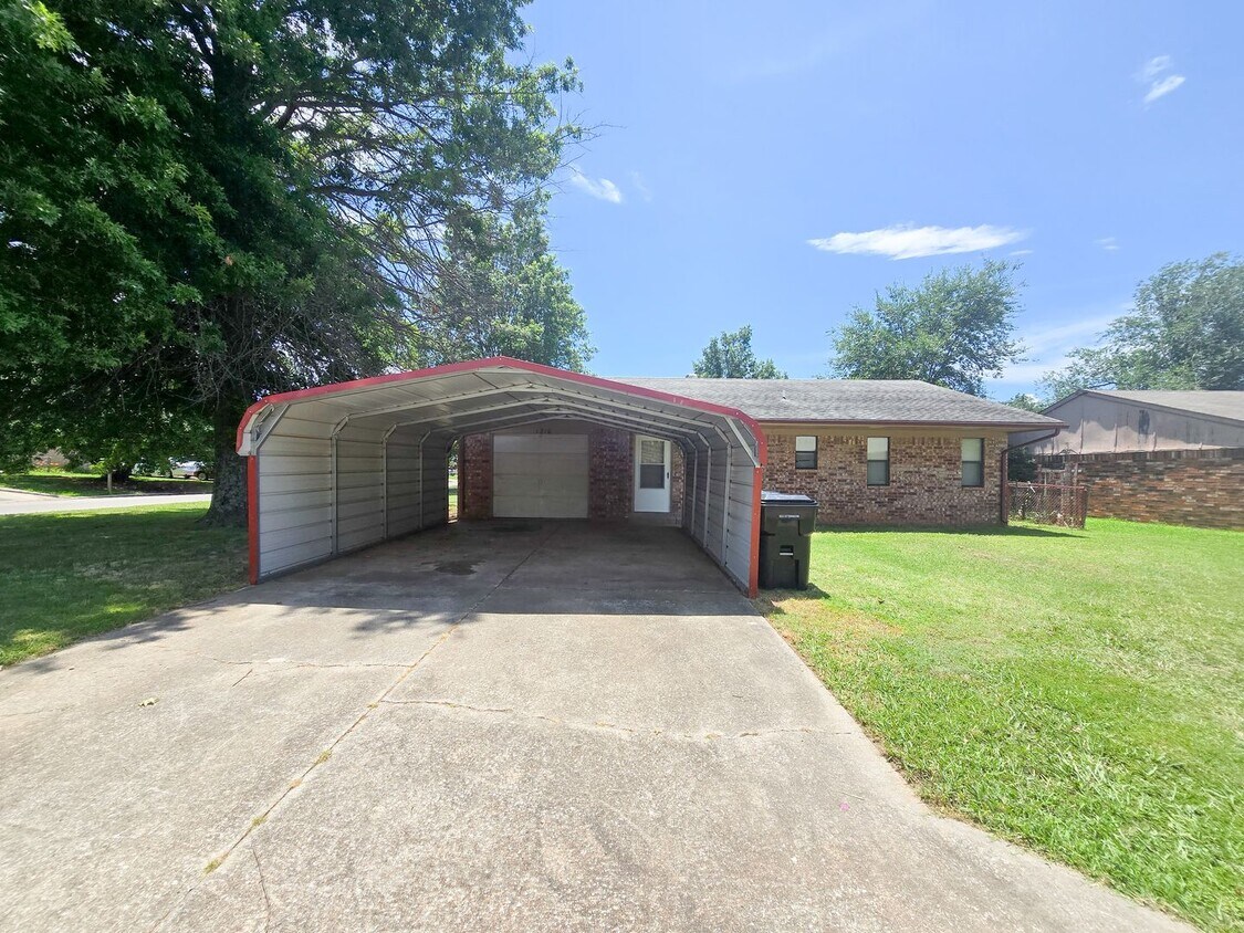 Primary Photo - 3 Bed brick home in Tecumseh