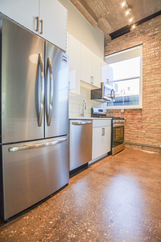 Building Photo - 4046 N Hermitage Ave