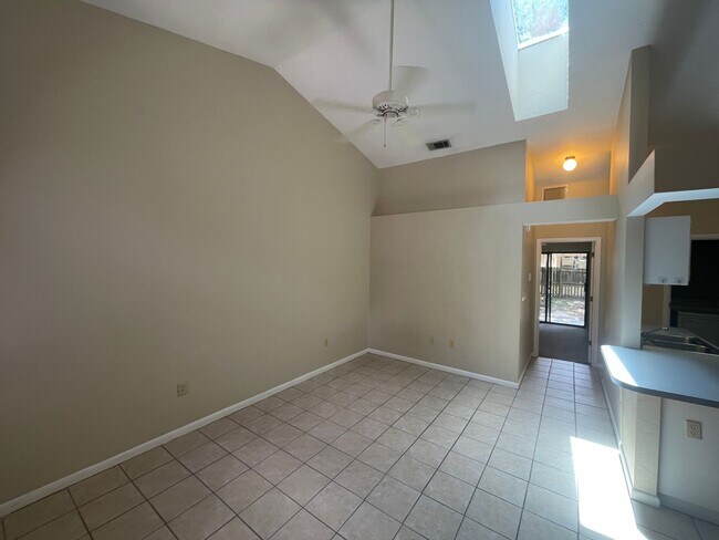 Foto del edificio - Discover the charm of Napier Oaks with this delightful 2-bedroom, 2-bathroom condo, perfectly sit...