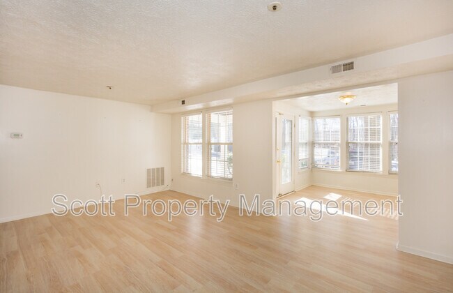 Foto del edificio - 903 Woodbridge Ct