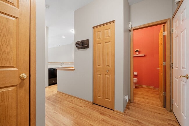 Building Photo - 2442 Oneida Ln