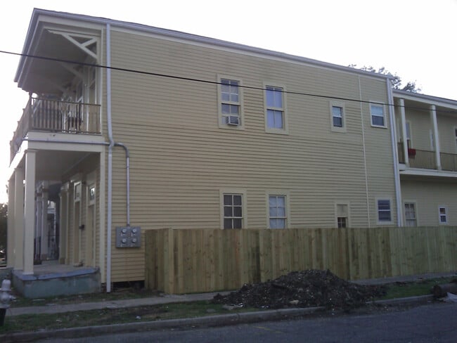 Building Photo - 2001-2003 Baronne St