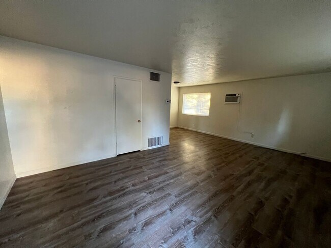 Foto del edificio - 1517 Tully Rd
