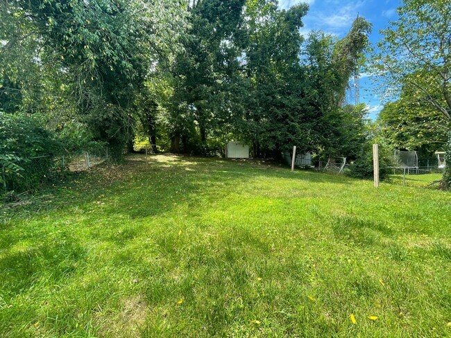 Building Photo - Radford 2 Br/1 Ba, Available Jan. 2nd