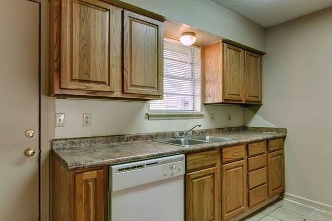Building Photo - 2401 Brookridge Dr