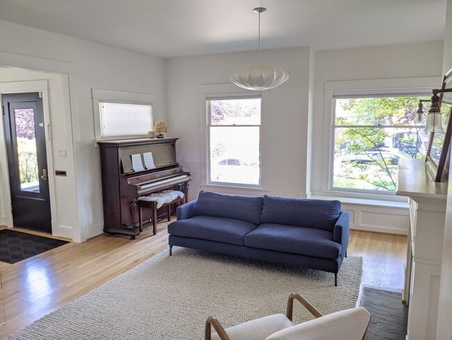 Building Photo - 3bd/1.75ba Seattle Home