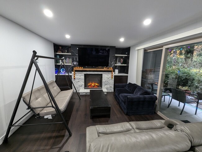 Foto del edificio - 4727 W Lake Sammamish Pkwy SE