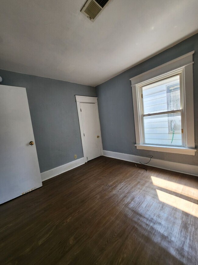 Foto del edificio - Upper 2 bedroom unit