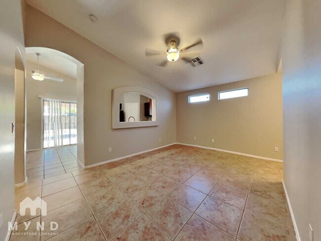 Foto del edificio - 12418 W Valentine Ave