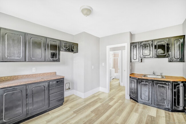 Building Photo - 158 Martin St