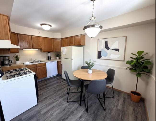 Building Photo - Indian Village Apartments 2 Bedroom/1.5 Bath - Third Floor Apartment