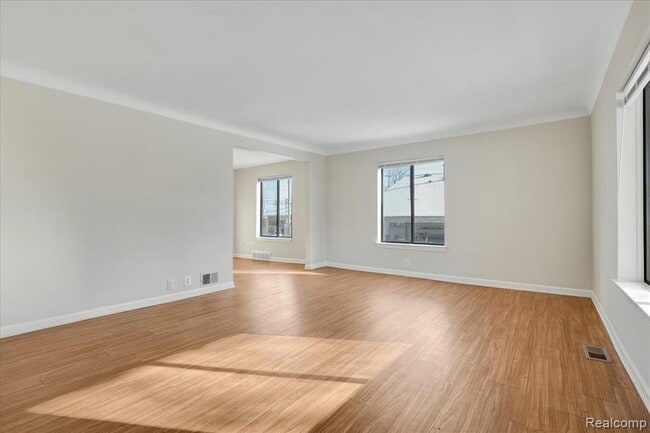 Foto del edificio - 60 W Harry Ave