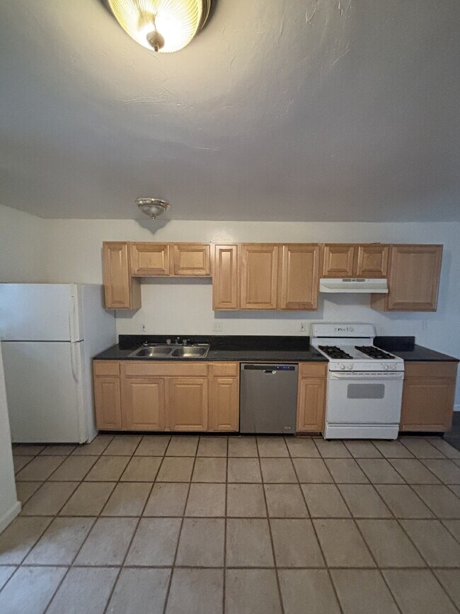 Foto del edificio - Updated interior - must see! Parking On Site - Laundry On Site - Coming in August 2026