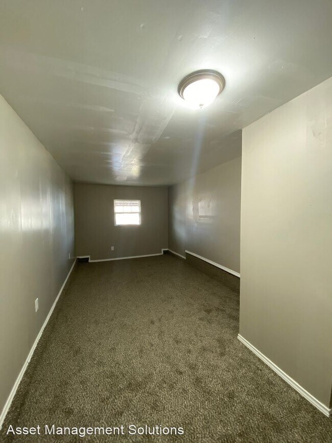 Foto del edificio - 4 br, 1 bath House - 302 E Coe Dr.