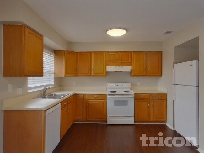 Foto del edificio - 125 Hidden Lake Dr