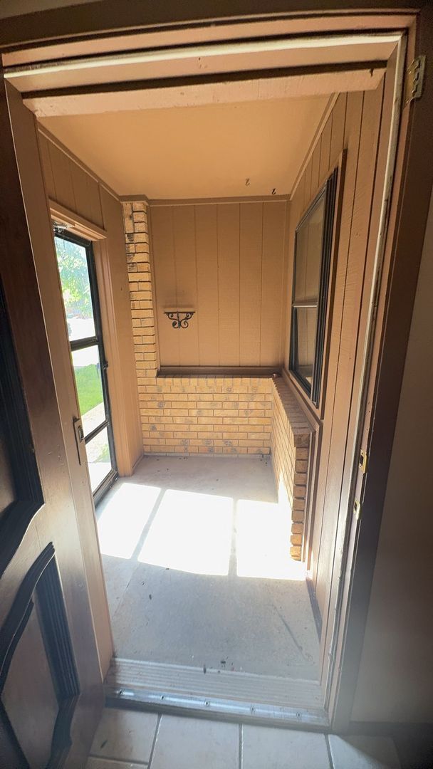 Building Photo - Pet Friendly property!