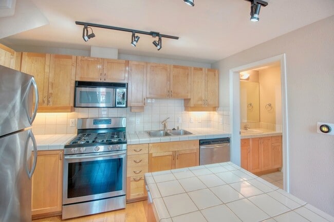 Building Photo - 1240 India St