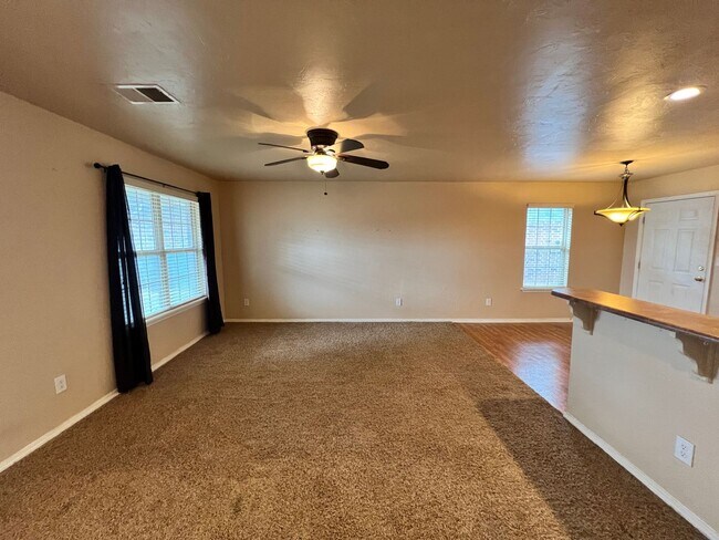 Building Photo - Sweet Home in Hope Crossing!
