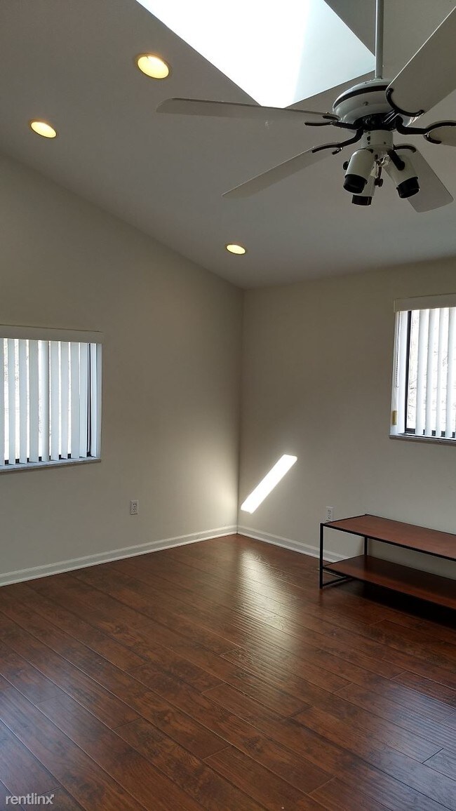 Building Photo - 1 br, 1 bath Flat - 26111 Coolidge Hwy Unit B
