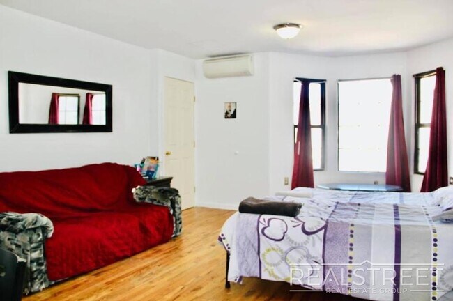 Building Photo - 1 Bed in Prime Crown Heights