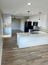 Building Photo - 1615 W Taro Ln