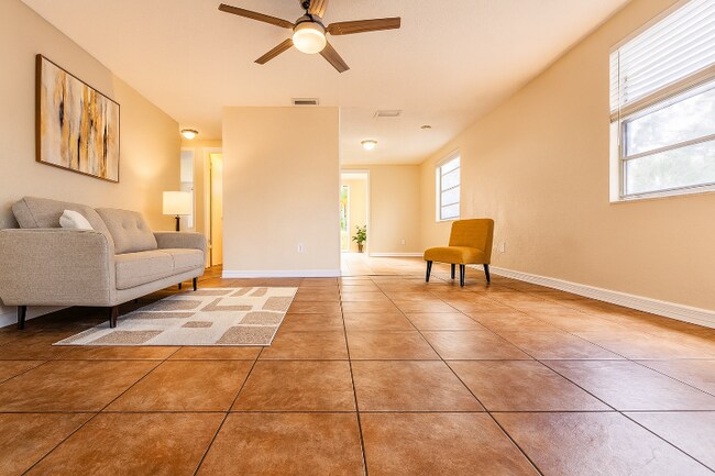 Foto del edificio - 3919 3rd Ave Dr E