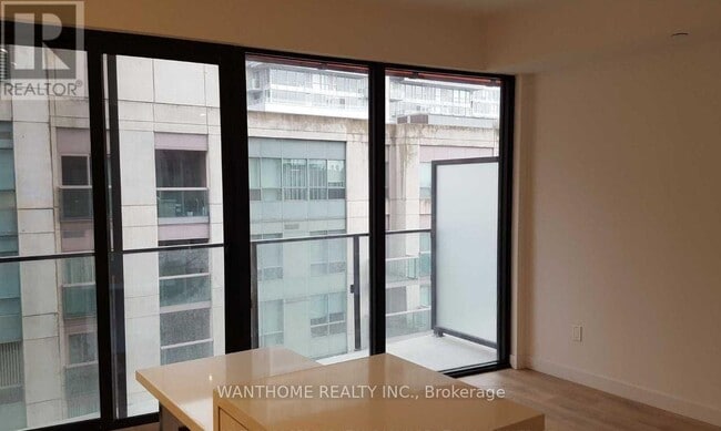 Photo du bâtiment - 215 Queen St W