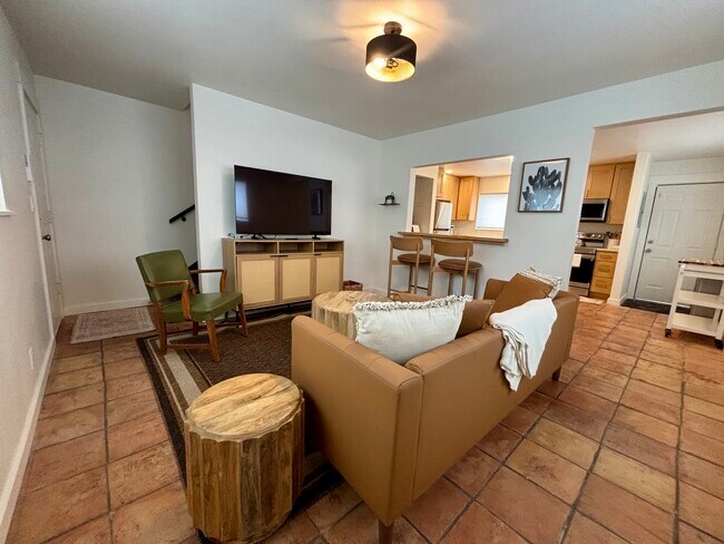 Sala de estar - 337 D St