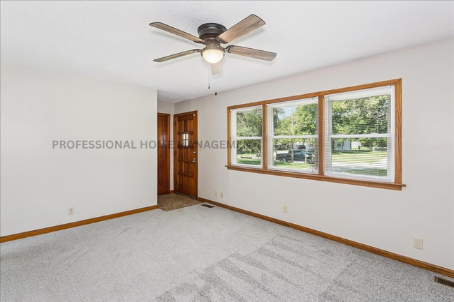 Building Photo - Charming 3 bedroom 1 bath home with 2 gara...