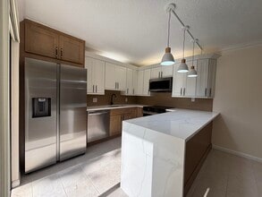 Building Photo - 1010 10th Ct