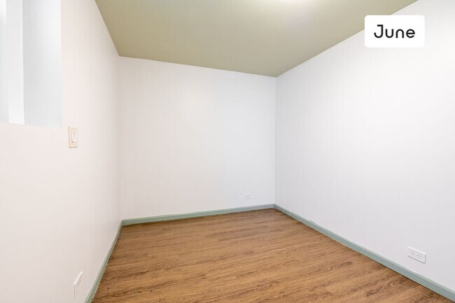 Building Photo - ROOM ONLY in 3-bed/1.0-bath Home
