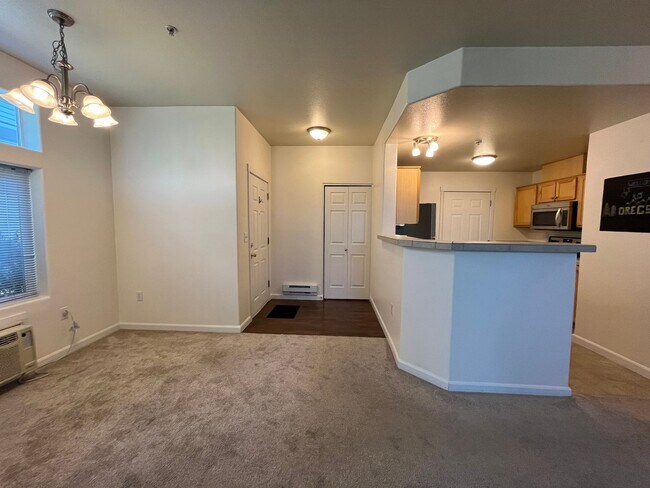 Foto del edificio - Lovely 2Bed 2Bath Corner Unit - Condo ~ Pr...