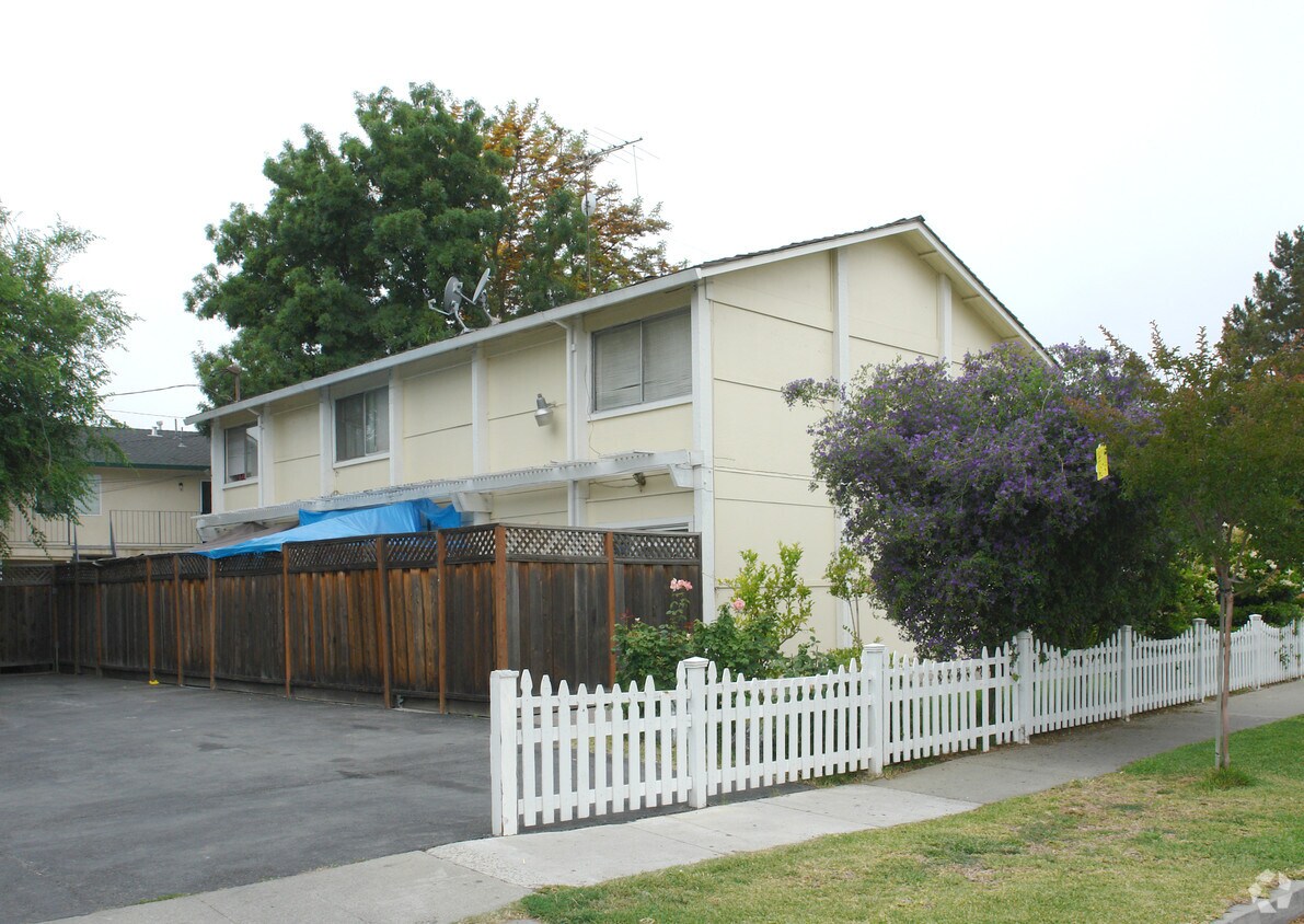 Foto del edificio - 448 War Admiral Ave