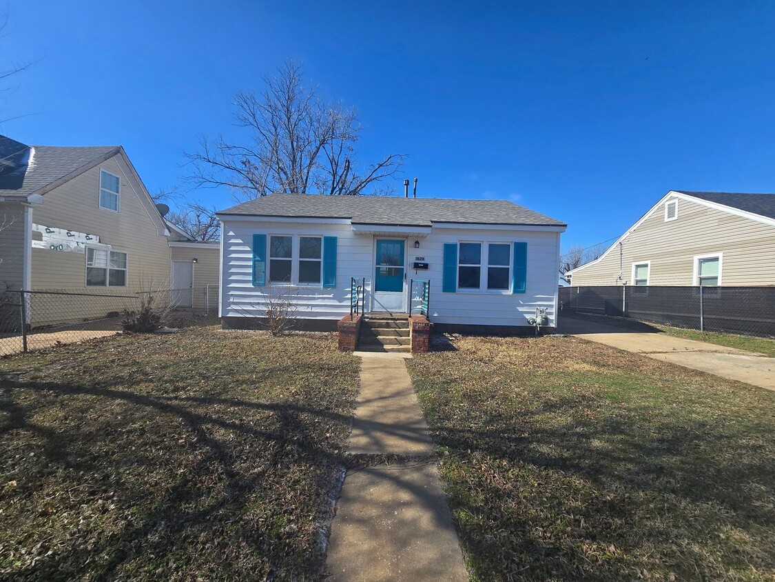 Primary Photo - Cute 2 bedroom & 1 bath Home in Shawnee!