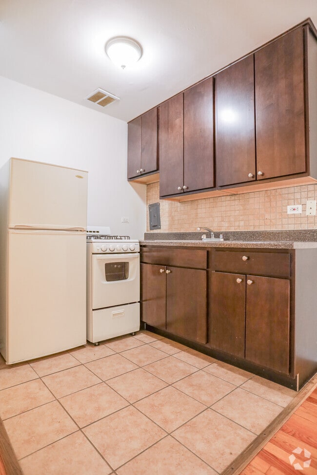 Building Photo - 1068 W Catalpa Ave